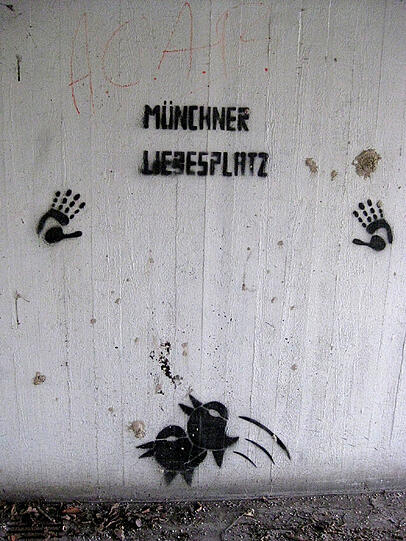 Der Münchner "Liebesplatz" am Thalkirchner U-Bahn-Zugang.
