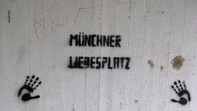 Der Münchner "Liebesplatz" am Thalkirchner U-Bahn-Zugang. Der Münchner "Liebesplatz" am Thalkirchner U-Bahn-Zugang.