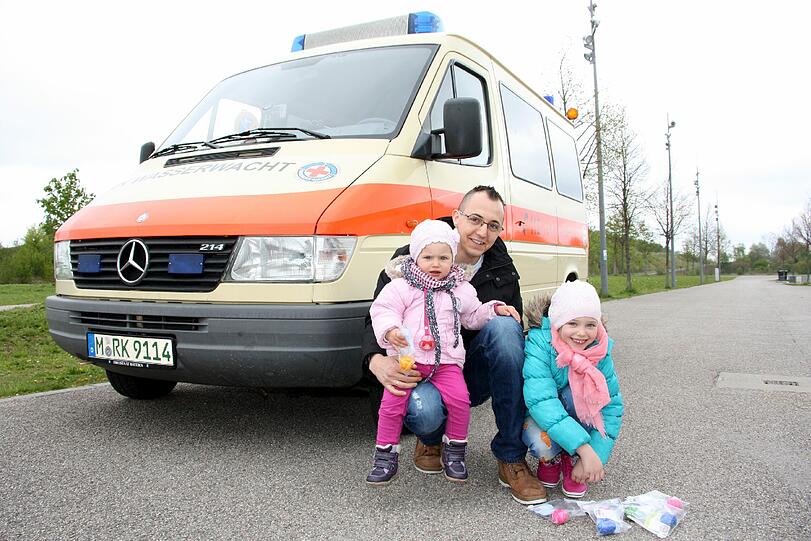 Alessia zeigt mit ihrem Papa und ihrer kleinen Schwester Selina als eine der Ersten stolz die gefundenen Ostereier.
