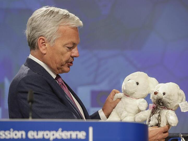 Didier Reynders, EU-Kommissar für Justiz und Rechtsstaatlichkeit, hält während einer Pressekonferenz Teddybären in der Hand.