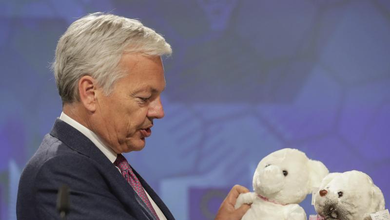 Didier Reynders, EU-Kommissar für Justiz und Rechtsstaatlichkeit, hält während einer Pressekonferenz Teddybären in der Hand. Didier Reynders, EU-Kommissar für Justiz und Rechtsstaatlichkeit, hält während einer Pressekonferenz Teddybären in der Hand.