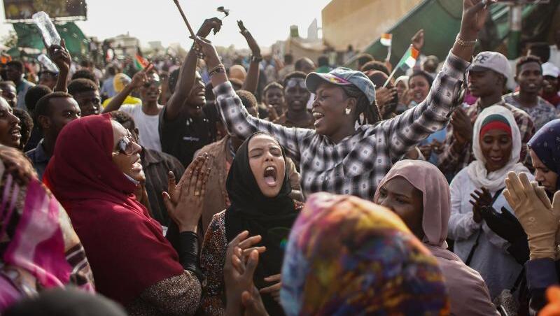 Sudanesische Demonstranten feiern die Verhaftung des langjährigen Präsidenten Omar al-Bashir durch die Streitkräfte außerhalb des Verteidigungsministeriums. Sudanesische Demonstranten feiern die Verhaftung des langjährigen Präsidenten Omar al-Bashir durch die Streitkräfte außerhalb des Verteidigungsministeriums.