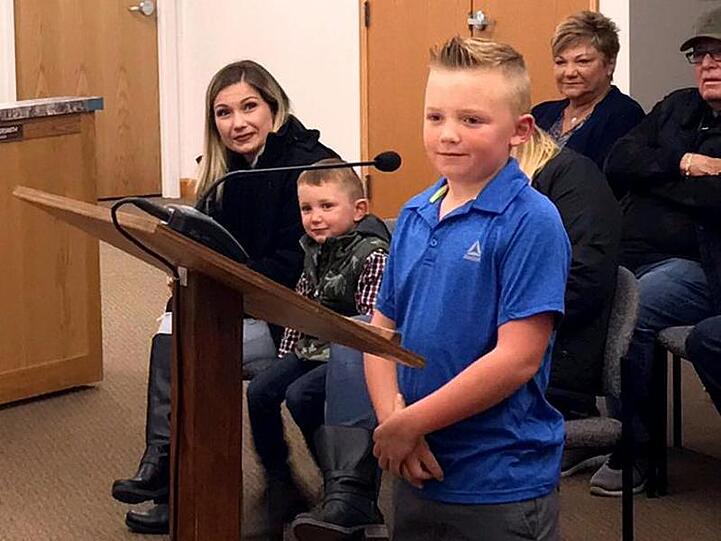 Der neunjährige Dane Best vor Gemeinderatsmitgliedern.