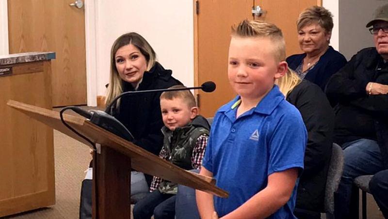 Der neunjährige Dane Best vor Gemeinderatsmitgliedern. Der neunjährige Dane Best vor Gemeinderatsmitgliedern.