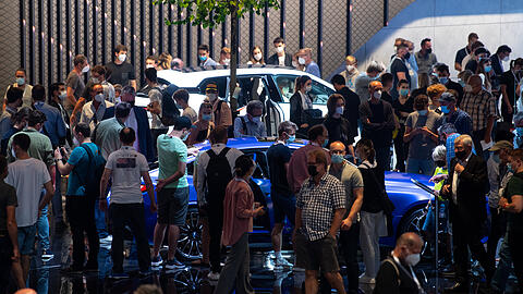 Blick auf einen Messestand von BMW auf der "IAA Mobility" 2021.