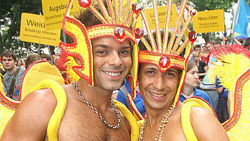 Paradiesvögel unter sich beim Münchner CSD. Paradiesvögel unter sich beim Münchner CSD.