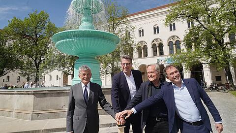 Wasser Marsch: An den historischen LMU-Brunnen von 1844 plätschert es seit Montag wieder: LMU-Präsident Bernd Huber (l.), Wissenschaftsminister Markus Blume (CSU), Generalkonservator Mathias Pfeil und Thomas Jenkel vom staatlichen Bauamt starten die Anlage.