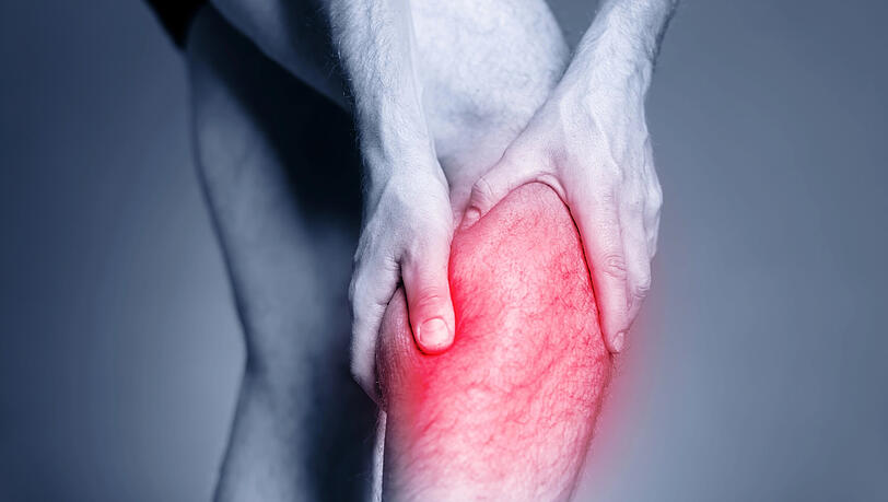 Wenn man es mit dem Joggen übertreibt, kann es auch ungesund sein und z. B. zu Muskelverletzungen führen. Wenn man es mit dem Joggen übertreibt, kann es auch ungesund sein und z. B. zu Muskelverletzungen führen.