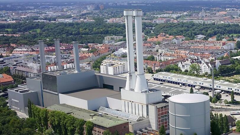 So soll der Wärmespeicher rechts neben den Kaminen des HKW Süd aussehen, wenn die silberne Verkleidung angebracht ist. So soll der Wärmespeicher rechts neben den Kaminen des HKW Süd aussehen, wenn die silberne Verkleidung angebracht ist.