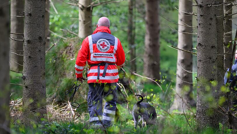 Auch mit Suchhunden suchten die Einsatzkräfte nach dem Vermissten. (Symbolbild)