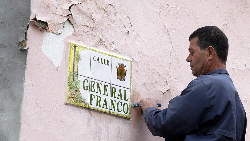 Ein Arbeiter entfernt ein Straßenschild mit Francos Namen auf Gran Canaria. Ein Arbeiter entfernt ein Straßenschild mit Francos Namen auf Gran Canaria.