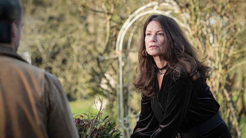 Tatjana Rosinski (Sabine Vitua) bietet ihre Dienste als Medium an. In einer Séance zu Beginn des Films ergreift der angebliche Geist von Inge Nolden Besitz von ihrem Körper und spricht durch sie eine Morddrohung aus. Das ist natürlich praktisch, findet Polizist Hauke (Hinnerk Schönemann), wenn man es einem Geist in die Schuhe schieben kann. Tatjana Rosinski (Sabine Vitua) bietet ihre Dienste als Medium an. In einer Séance zu Beginn des Films ergreift der angebliche Geist von Inge Nolden Besitz von ihrem Körper und spricht durch sie eine Morddrohung aus. Das ist natürlich praktisch, findet Polizist Hauke (Hinnerk Schönemann), wenn man es einem Geist in die Schuhe schieben kann.
