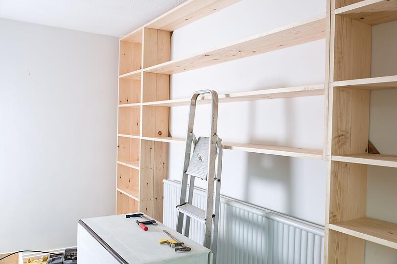 Wie soll man in dieser Wohnung nur ein ausreichend großes Bücherregal aufstellen? An der einen Wand ist das Fenster, an der anderen die Heizung... Keine Frage, hier muss eine Speziallösung her, bei der die Heizung ausgespart wird - so wie auf dem Bild. Auf denkbar simple Weise entsteht so ein maßgeschneidertes Regal, das Platz für alle Ihre Bücher bietet. Wie soll man in dieser Wohnung nur ein ausreichend großes Bücherregal aufstellen? An der einen Wand ist das Fenster, an der anderen die Heizung... Keine Frage, hier muss eine Speziallösung her, bei der die Heizung ausgespart wird - so wie auf dem Bild. Auf denkbar simple Weise entsteht so ein maßgeschneidertes Regal, das Platz für alle Ihre Bücher bietet.