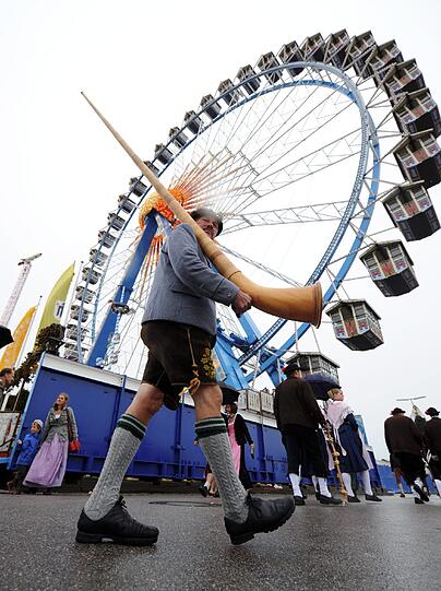 Typisch, schön anzusehen und absolut gigantisch: Das Riesenrad - alleine wegen der grandiosen Aussicht sollte man unbedingt mal mitgefahren sein.