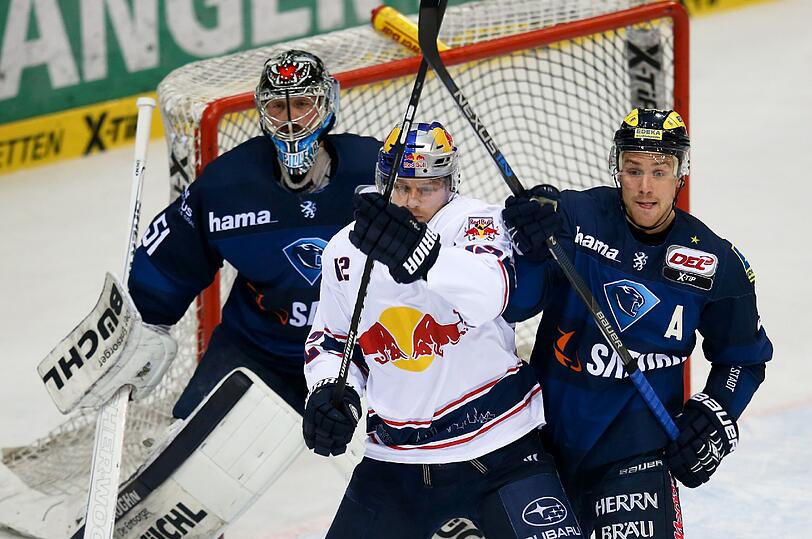 Der EHC um Mads Christensen (M.)verliert in Ingolstadt.