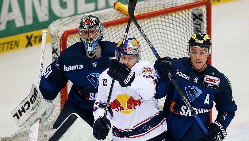 Der EHC um Mads Christensen (M.)verliert in Ingolstadt. Der EHC um Mads Christensen (M.)verliert in Ingolstadt.
