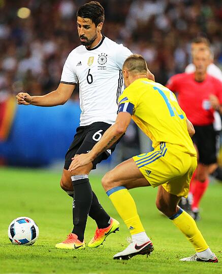 Samí Khedira Note 3: Seine Rolle: Antreiber von hinten heraus, Zweikampf-Cowboy im defensiven Mittelfeld. Es fehlte bisweilen aber die richtige Power. Scheiterte nach 29 Minuten an Pyatov.