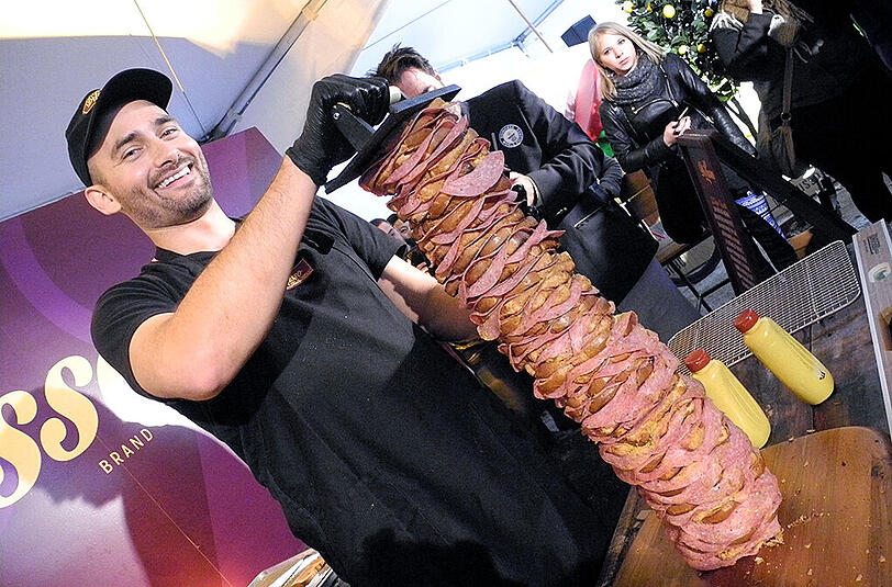 Irwin Adam posiert neben seinem Sandwich-Turm.