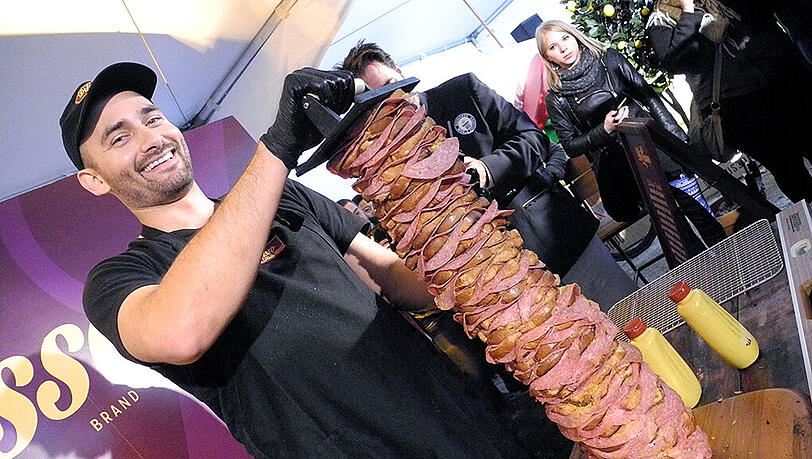 Irwin Adam posiert neben seinem Sandwich-Turm. Irwin Adam posiert neben seinem Sandwich-Turm.