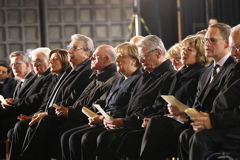 Im Gedenken an die Opfer wurde das Brandenburger Tor beleuchtet und ein Gedenkgottesdienst fand statt.