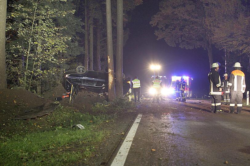 Zu schnell und dann auch noch Alkohol um Blut: Ein 25-Jähriger verursacht einen schweren Verkehrsunfall.