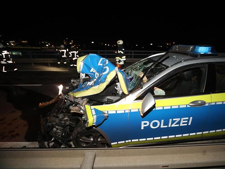 Ein Streifenwagen der Polizei steht nach einem Unfall am Straßenrand. Foto: Ralf Zwiebler/dpa