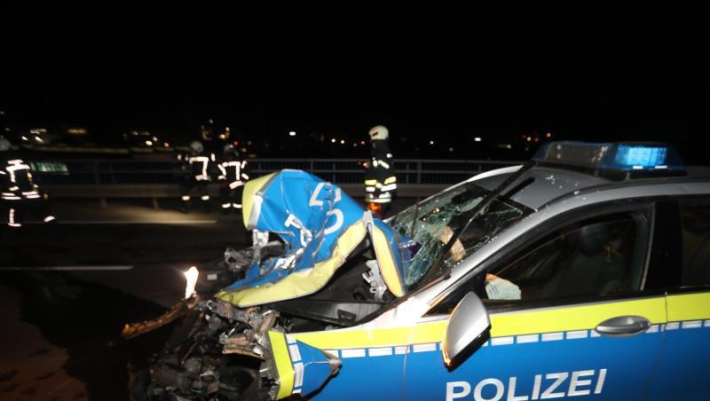 Ein Streifenwagen der Polizei steht nach einem Unfall am Straßenrand. Foto: Ralf Zwiebler/dpa Ein Streifenwagen der Polizei steht nach einem Unfall am Straßenrand. Foto: Ralf Zwiebler/dpa