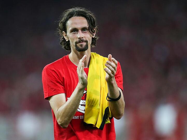Berlins Spieler Neven Subotic klatscht nach dem Spiel. Foto: Andreas Gora/dpa/Archivbild