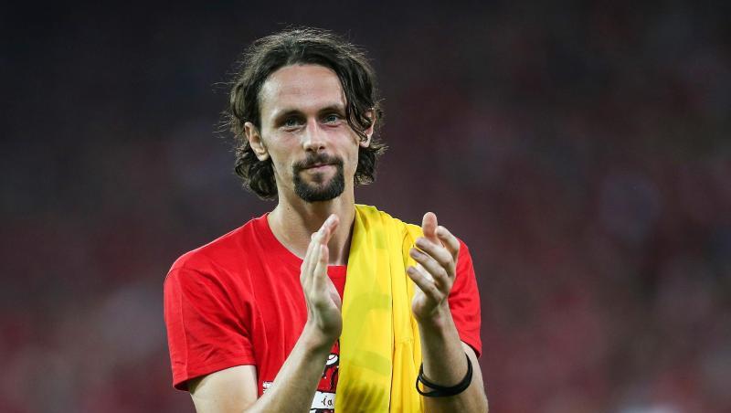 Berlins Spieler Neven Subotic klatscht nach dem Spiel. Foto: Andreas Gora/dpa/Archivbild Berlins Spieler Neven Subotic klatscht nach dem Spiel. Foto: Andreas Gora/dpa/Archivbild