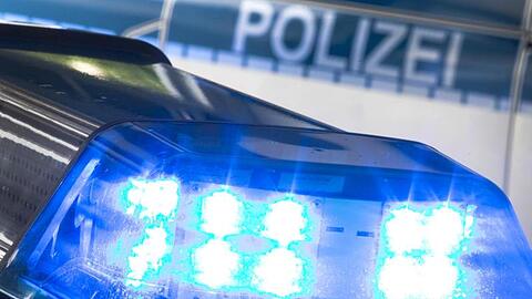 SYMBOLFOTO - Ein Blaulicht leuchtet am auf dem Dach eines Polizeiwagens. Foto: Friso Gentsch/dpa/Archivbild