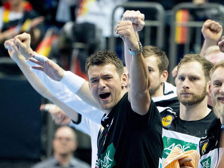 Deutschlands Trainer Christian Prokop jubelt neben seinen Spielern.