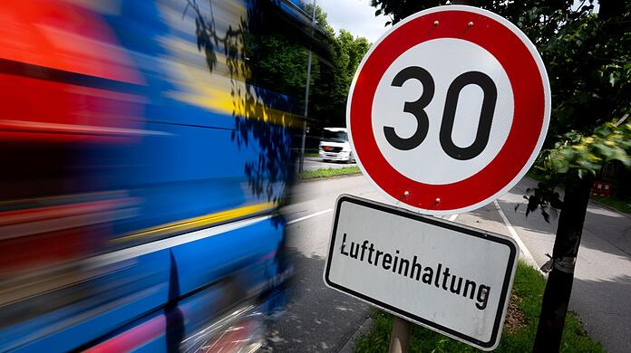 Statt einer Verschärfung des Diesel-Fahrverbots: Tempo 30 an einem Teil des Mittleren Rings in München (Archivbild).