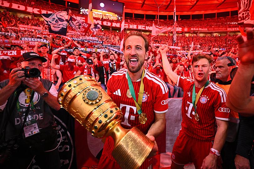 Harry Kane will den DFB-Pokal gar nicht mehr hergeben. Harry Kane will den DFB-Pokal gar nicht mehr hergeben.