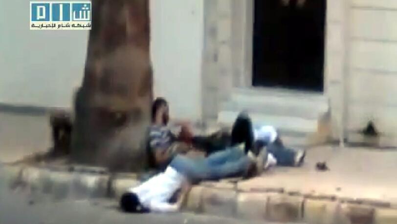 Das syrische Shaam New Network ist eine Gruppe junger syrischer Aktivisten. Über ihren YouTube-Channel machen sie Bilder wie dieses Handy-Video zugänglich. Das Bild aus dem August zeigt erschossene Aktivisten in Homs. Dort kommt es bis heute immer wieder zu Gewalt zwischen Soldaten und Demonstranten. Das syrische Shaam New Network ist eine Gruppe junger syrischer Aktivisten. Über ihren YouTube-Channel machen sie Bilder wie dieses Handy-Video zugänglich. Das Bild aus dem August zeigt erschossene Aktivisten in Homs. Dort kommt es bis heute immer wieder zu Gewalt zwischen Soldaten und Demonstranten.