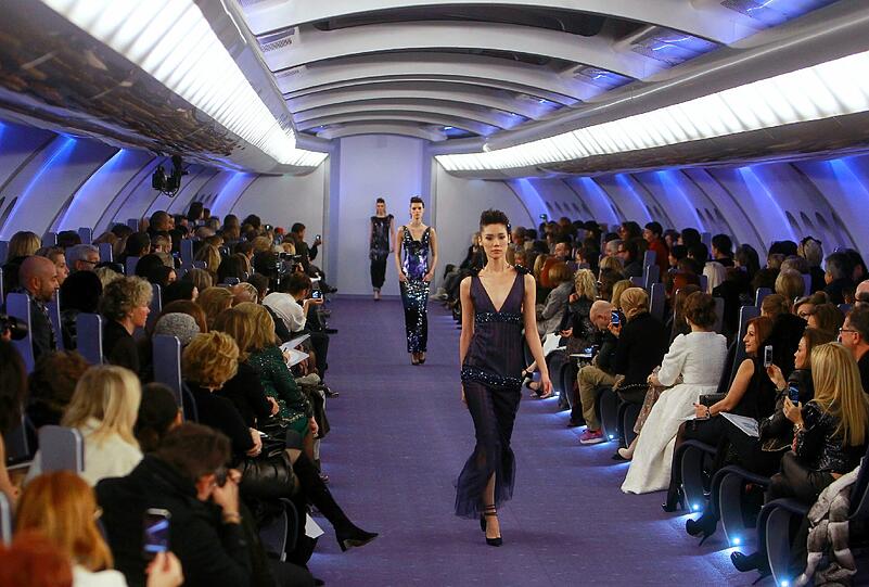 Lagerfeld präsentiert die hohe Schneiderkunst: Haute Couture in Paris. Die Bilder