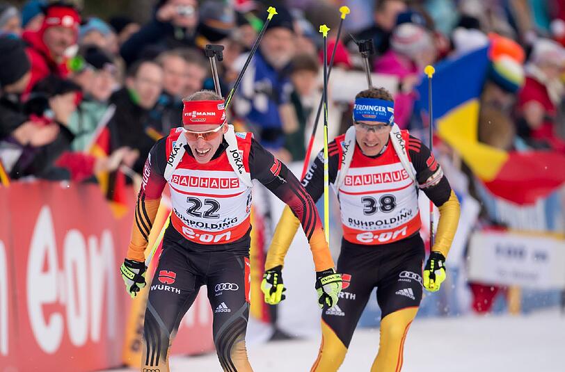 Die deutschen Biathleten Daniel Böhm (l) und Andreas Birnbacher laufen am 12.01.2014 beim Biathlon-Weltcup in der Chiemgau Arena in Ruhpolding bei der 12,5 km Verfolgung der Herren.
