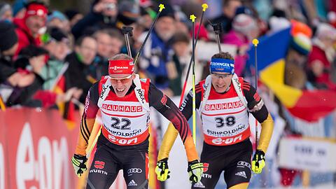 Die deutschen Biathleten Daniel Böhm (l) und Andreas Birnbacher laufen am 12.01.2014 beim Biathlon-Weltcup in der Chiemgau Arena in Ruhpolding bei der 12,5 km Verfolgung der Herren.