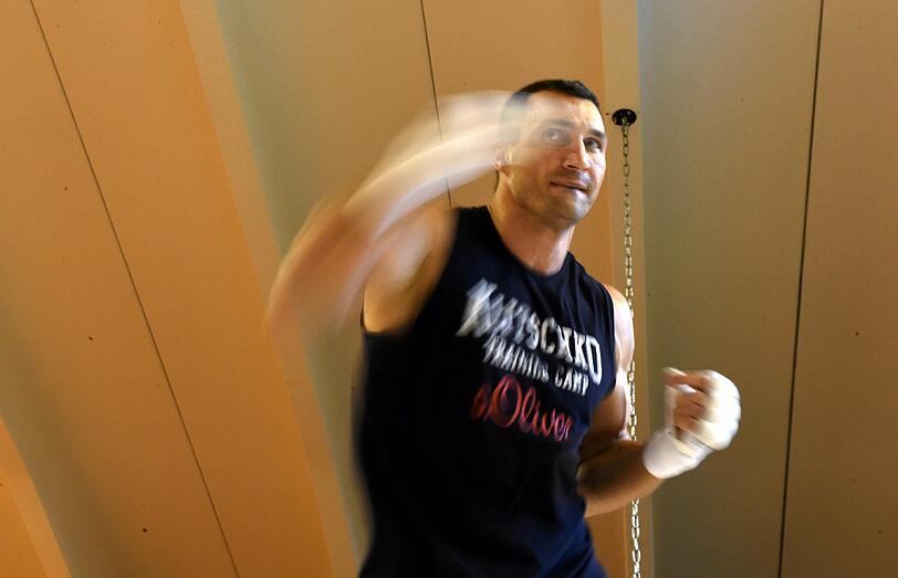 Box-Weltmeister Wladimir Klitschko muss wegen eines Muskelfaserrisses seinen WM-Kampf gegen Kubrat Pulev absagen.