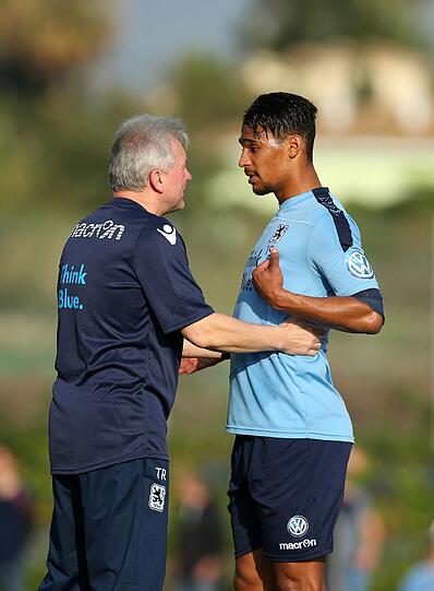 Rubin Okotie stritt sich am Freitag mit Trainer Benno Möhlmann und musste sich von Sportchef Oliver Kreuzer beruhigen lassen.