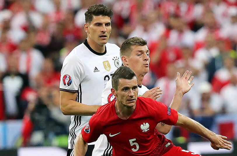 Mario Gomez: Note 3. Kam in der 72. Minute für Draxler zu seinem ersten unauffälligen EM-Einsatz.