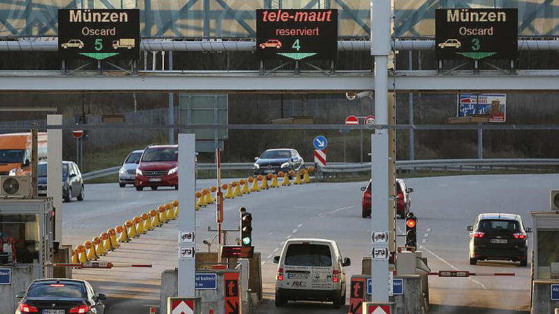 Fahrzeuge passieren die Mautstation vor dem Warnow-Tunnel in Rostock.