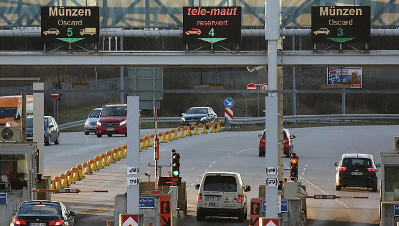 Fahrzeuge passieren die Mautstation vor dem Warnow-Tunnel in Rostock. Fahrzeuge passieren die Mautstation vor dem Warnow-Tunnel in Rostock.
