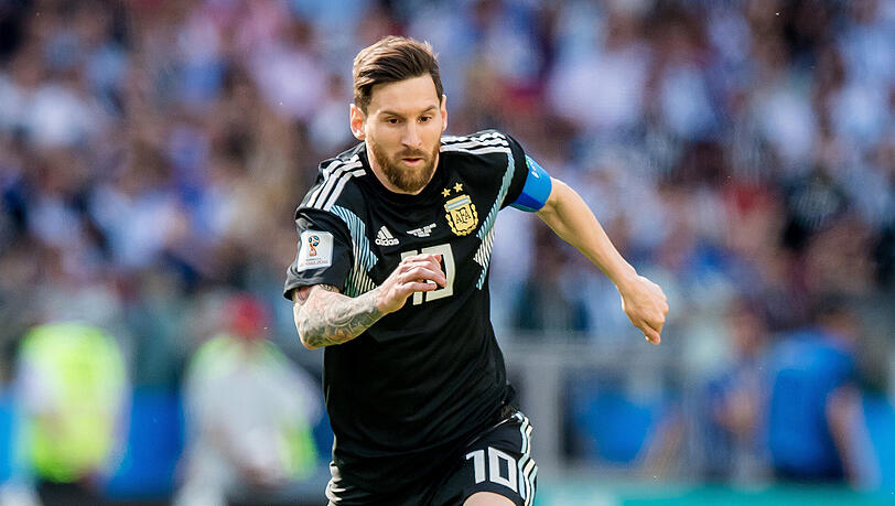 Laut Sergio Ramos ist Diego Maradona von ihm "Lichtjahre entfernt": Lionel Messi. Laut Sergio Ramos ist Diego Maradona von ihm "Lichtjahre entfernt": Lionel Messi.