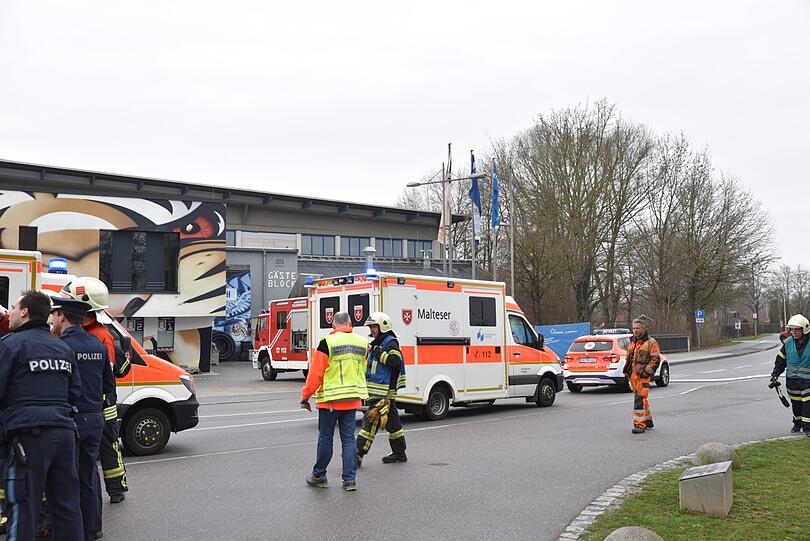 Am Stadion der Straubing Tigers ist am Mittwochmorgen Ammoniak ausgetreten. Die Polizei ist mit einem Großaufgebot vor Ort.