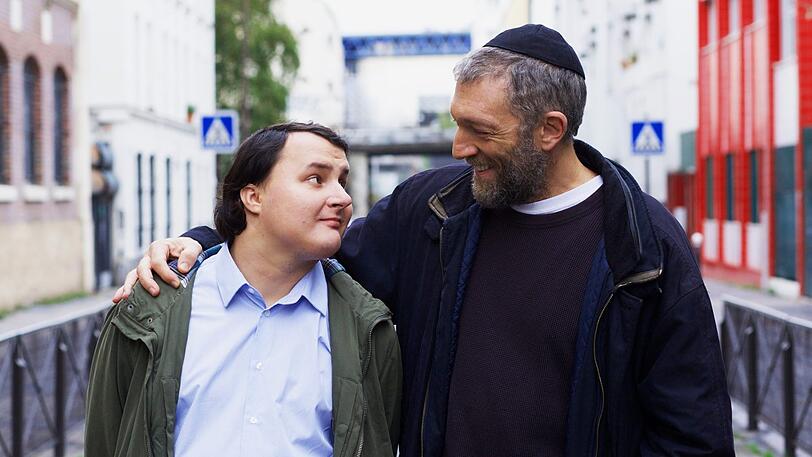 Vaterfigur und Sozialarbeiter Bruno (re., Vincent Cassel) mit seinem Schützling (Benjamin Lesieur), der gerne mal in Zügen die Notbremse zieht.