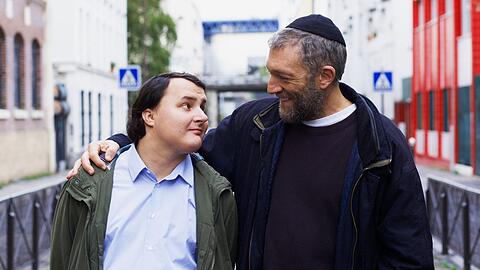 Vaterfigur und Sozialarbeiter Bruno (re., Vincent Cassel) mit seinem Schützling (Benjamin Lesieur), der gerne mal in Zügen die Notbremse zieht.
