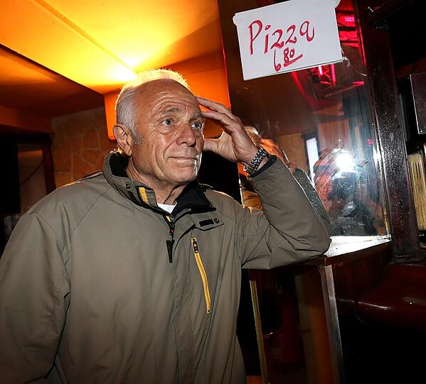 Nach 29 Jahren muss Albert Plötz seine Kneipe Albatros nun doch aufgeben. Der Wirt ist erschüttert, seine Stammgäste helfen beim Ausräumen.