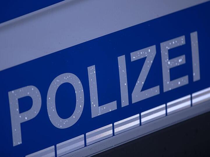 Der reflektierende Schriftzug "Polizei" auf einem Streifenwagen. Foto: Jens Büttner/dpa-Zentralbild/ZB/Symbolbild