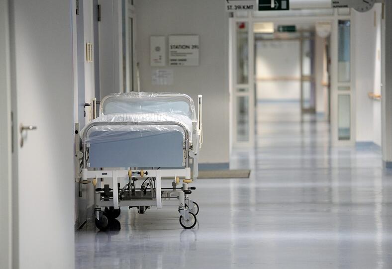Das Opfer lag Krankenhaus, als sie von dem Mann belästigt wurde. (Symbolbild)