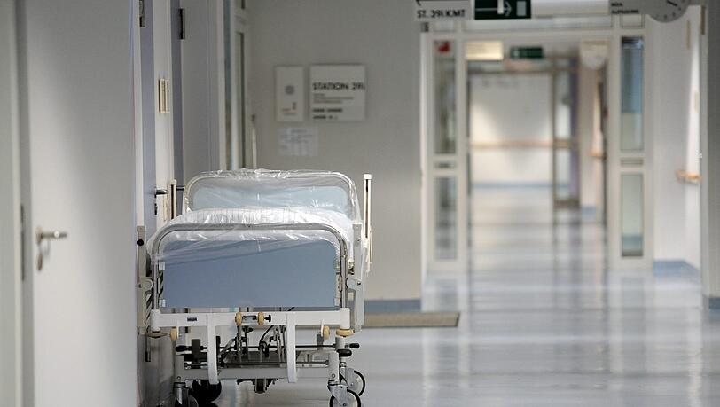 Der Mann bedrohte mehrere Krankenhaus-Mitarbeiter mit einem Messer. (Symbolbild)